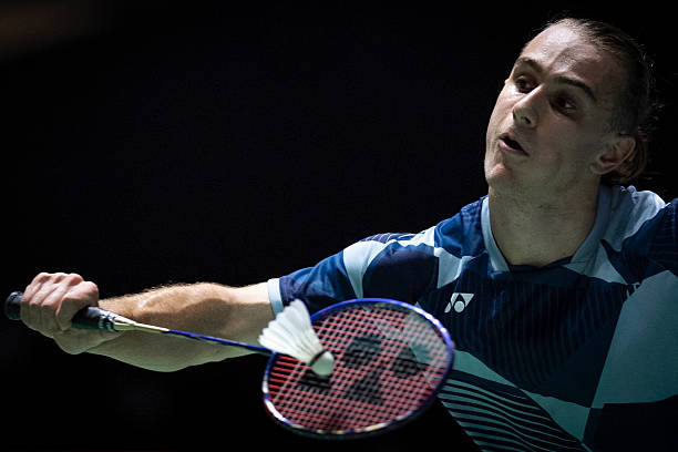 高清捕捉瞬间:羽毛球扣杀动作的完美定格