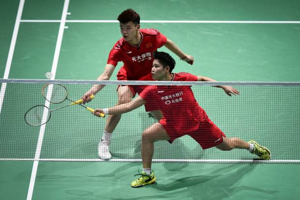 单打羽毛球发球违例解析:常见错误及正确示范