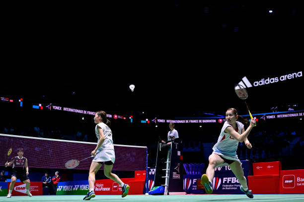 羽毛球装备革命:解析“金孔”设计的科学原理