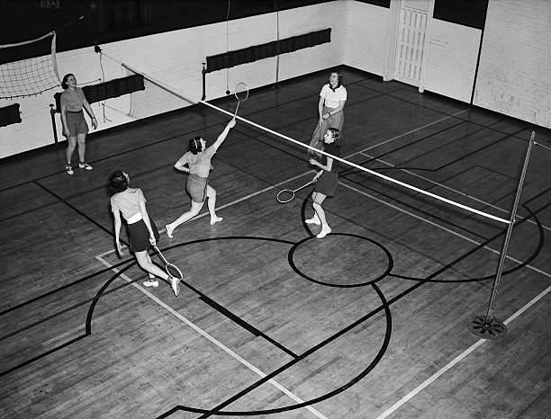 儿童羽毛球拍材质对比:铝合金 vs 碳纤维,哪个更适合?