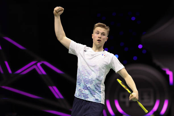 羽毛球拍4U轻量化 vs 3U高磅数,哪个更适合进攻?