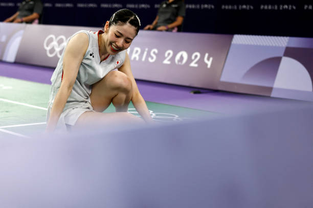 职业选手示范:羽毛球完美发球动作分解