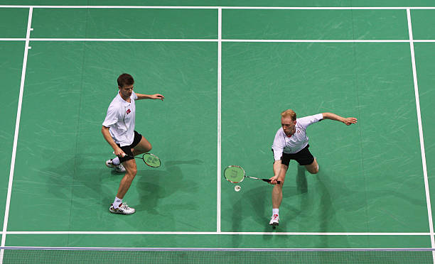 羽毛球双打比赛中的界限规则:如何利用场地宽度得分?