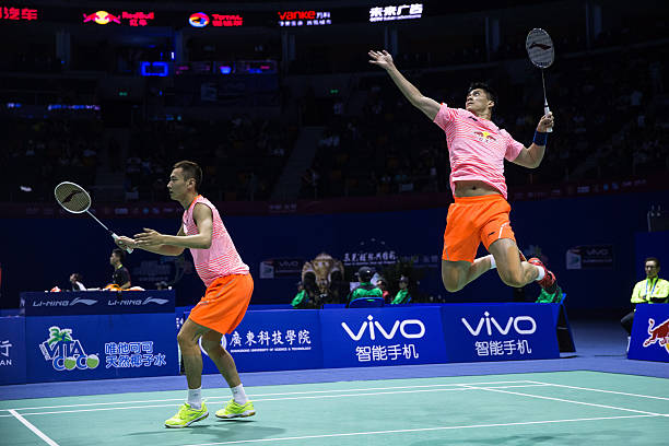 打好羽毛球的第一步:正手握拍的动作分解与练习方法