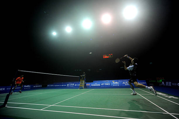 新手必看!羽毛球发球时右脚在前还是左脚在前更合理?