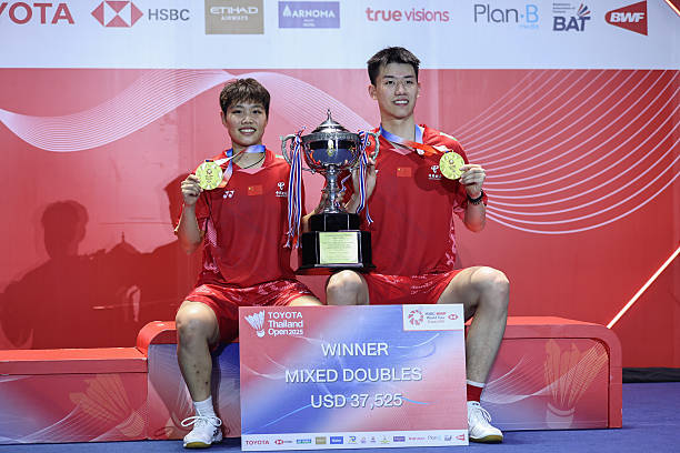 高远球 vs 短球:羽毛球发球战术解析