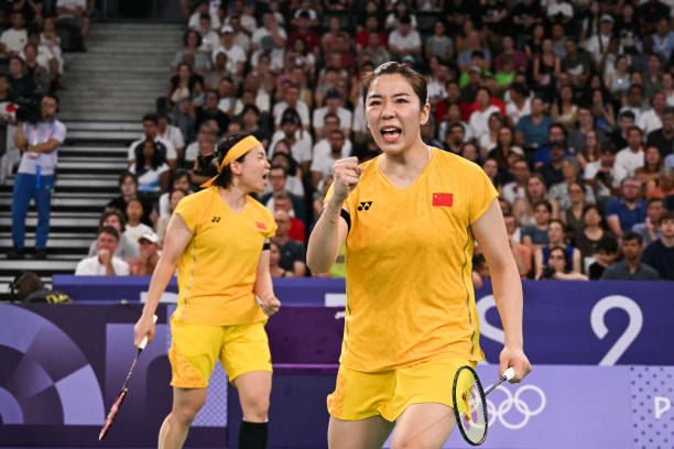 小学羽毛球教学:高远球与挑球动作分解讲解