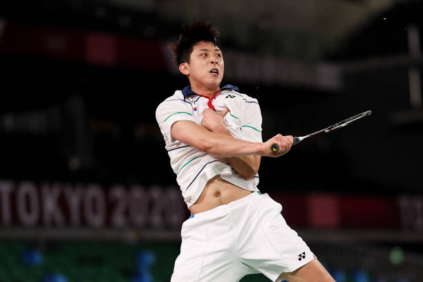 羽毛球双打站位技巧:左右防守VS前后压制,哪种适合你?