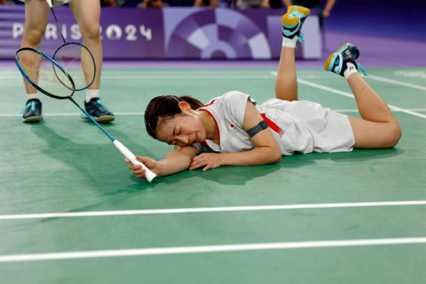 羽毛球单打和双打发球规则对比:左单右双的实战应用