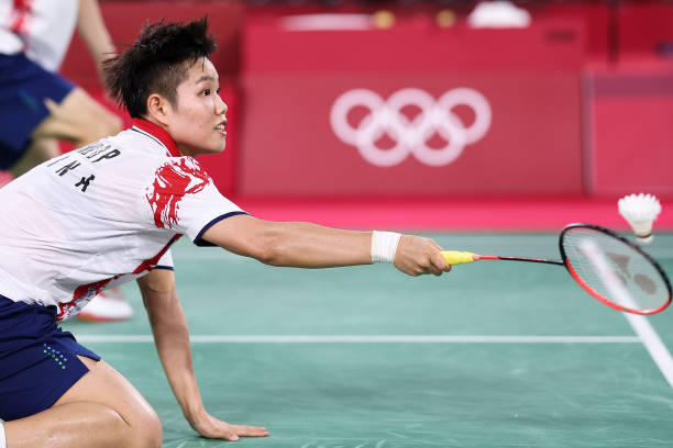 左发球区发球后的跑位技巧,提升防守反击能力