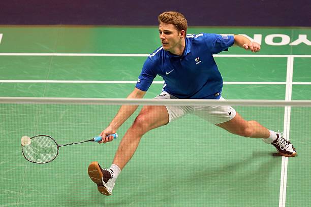 专业评测:李宁与尤尼克斯羽毛球拍的性能对比