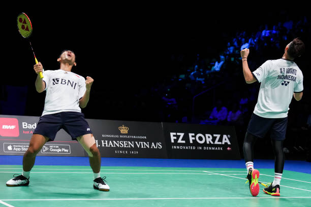 羽毛球场地边界线:单打窄还是双打宽?