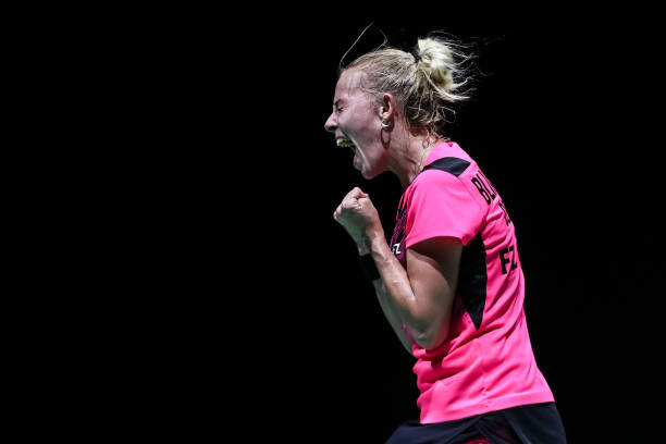 羽毛球发球进阶:如何增加发球速度和变化?