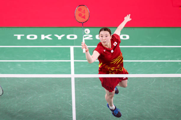 羽毛球爱好者必看:单打与双打装备选择有何不同