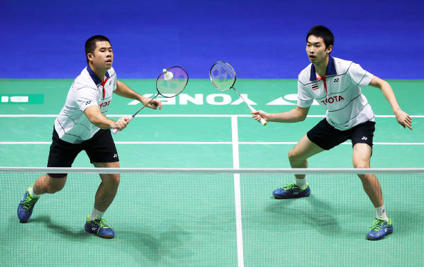 羽毛球拍重量对比:4U和6U的优缺点分析