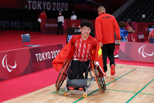 羽毛球双打战术:一二三四号位的攻防转换与默契配合