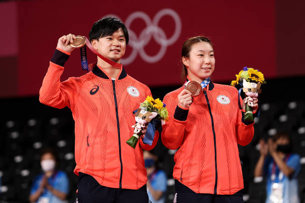 羽毛球单打和双打发球区域标准尺寸图解