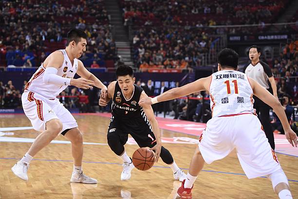 从NBA到业余比赛:二次运球规则的统一性与例外情况