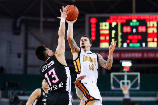 从裁判手势读懂判罚:当罚球抢篮板违例发生时