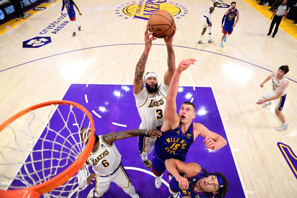 争议判罚回放:篮球场上的关键时刻