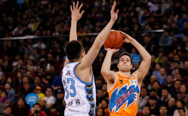 实战必备!篮球行进间运球训练方法与常见错误解析