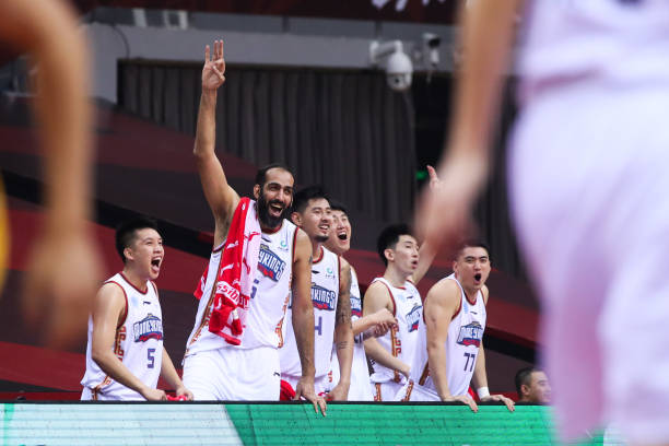 内线对决:中锋的巅峰之战