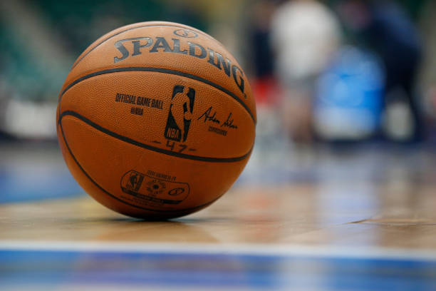 篮球场半场尺寸解析:如何计算28米×15米场地的半场面积?