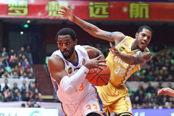 哈登篮网队高光时刻:后撤步三分与无解突破