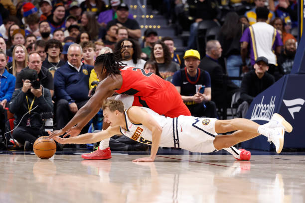 球场争议焦点:抢篮板时的身体接触到底算不算犯规?