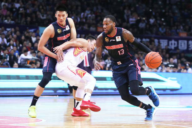 易建联身高争议:108厘米还是213厘米?