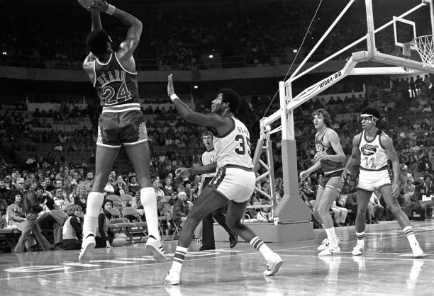 控球后卫的跑位艺术:球场上的指挥家如何移动