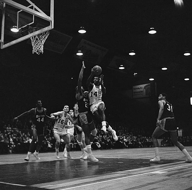 篮球二运犯规动作图解:裁判视角解读