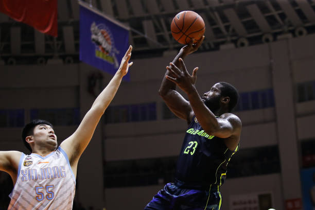 趣味投篮:卡通画风下的篮球运动瞬间