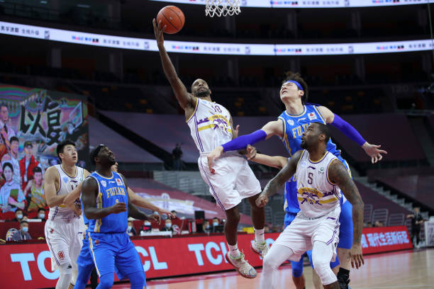 篮球基础教学:控球后卫的防守技巧与站位策略