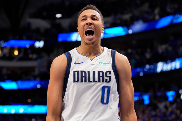 场上瞬间判断:裁判如何通过手势清晰传达二次运球犯规