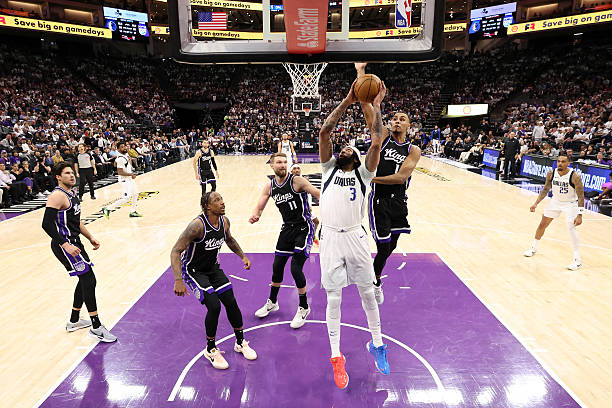 篮球拉杆动作分解:提升你的上篮成功率