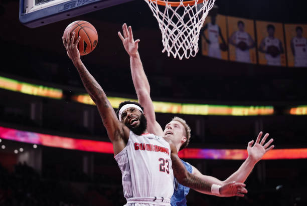 詹姆斯在4号位上的适应性与未来发展