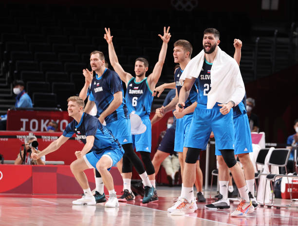 詹姆斯生涯总得分突破XX分,历史排名稳步上升