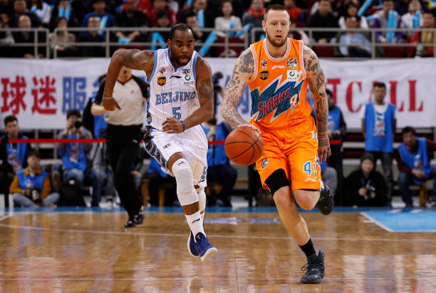 篮球违例规则大全:避免犯规的关键技巧