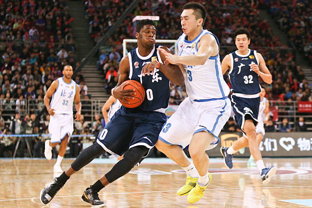 如何教授三年级学生掌握篮球原地运球技巧