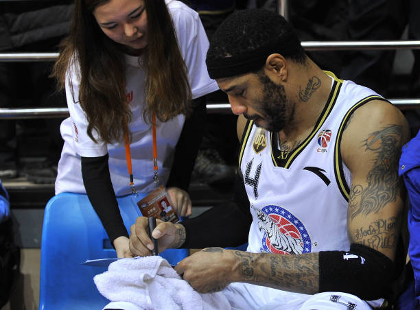 篮球场面积计算:长28米×宽15米是多少平方米?