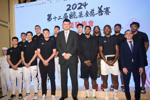 篮球规则解析:两步半上篮过程中允许停顿吗?