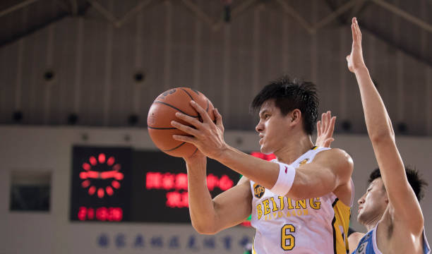 篮球跑位技巧:反跑和空切的实战应用对比