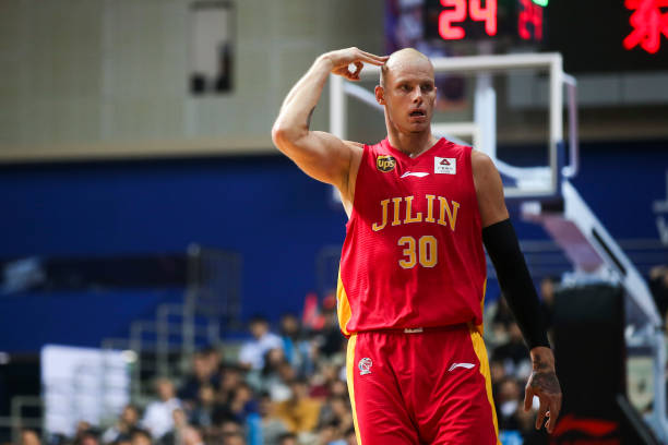 篮球位置指南:新手如何快速分辨大前锋和中锋