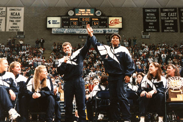 广厦3-1领先,总决赛悬念渐失还是对手仍有翻盘可能?