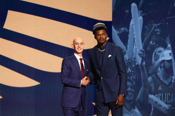 全方位对比:篮球和足球在孩子教育中的优势与劣势