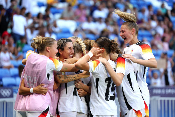 (用于吸引球迷,突出实时性和数据功能)