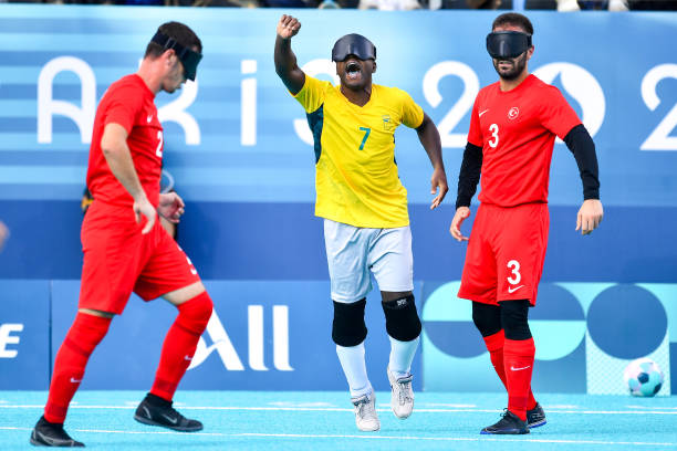 德甲补时争议:球迷吐槽裁判为何“掐表”结束比赛?