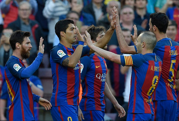 结合著名球星和经典战术,分析两种任意球在实战中的价值