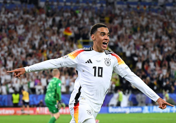 教练、球员、球迷同庆!德甲颁奖仪式展现足球温情